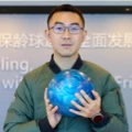 Flying Bowling - El director ejecutivo de Flying, Jackson