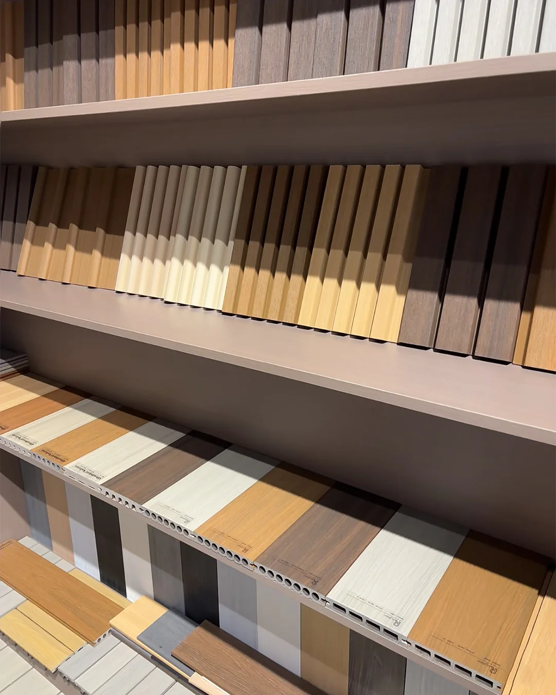 commercial-sample-display-of-wooden-flooring-and-wall-panels-in-various-colors-and-finishes