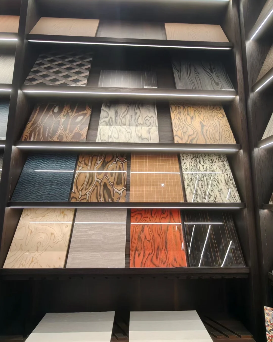 رفوف عرض بإضاءة LED مصنوعة من ألواح خشبية وألواح صفائحية تجريدية لمساحات الفنادق الحديثة