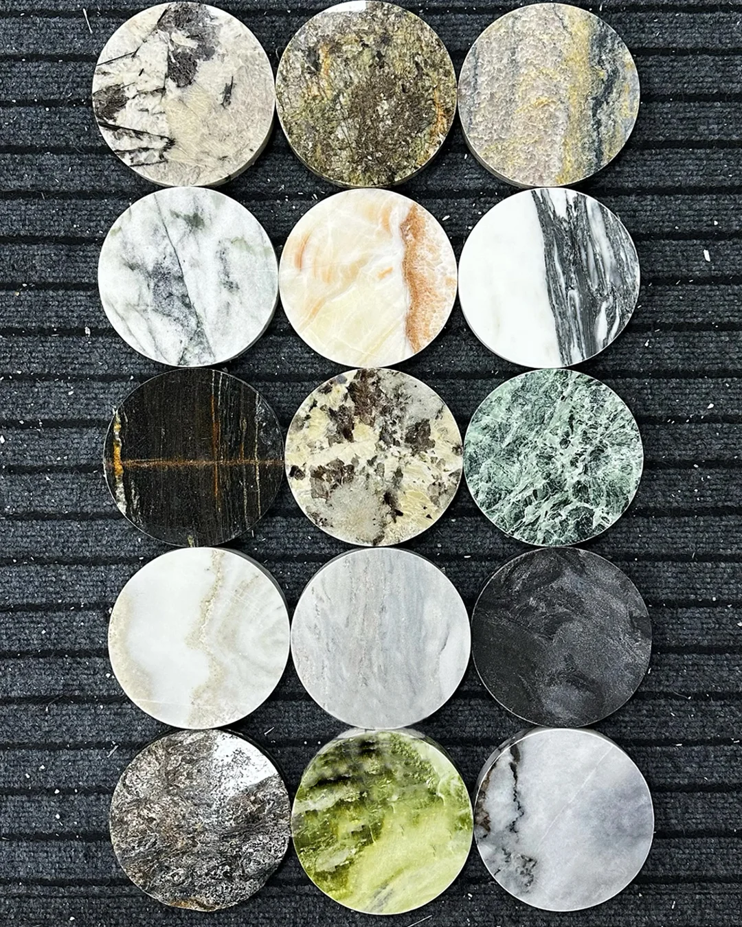 round-natural-stone-samples-in-various-marble-onyx-and-quartz-patterns-for-hotel-finishes