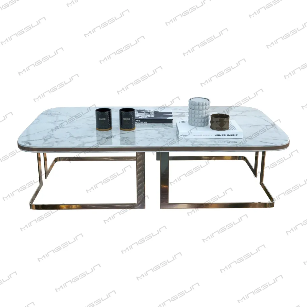 Marble-topped coffee table with gold-colored metal frame and decorative objects. - MINGSUN Marble-topped coffee table with gold-colored metal frame and decorative objects. - MINGSUN