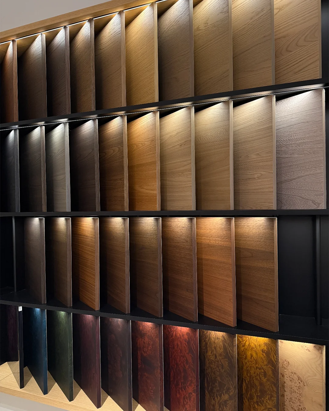 vertical-wood-grain-and-metallic-finish-panel-wall-display-for-luxury-hotel-reception-areas