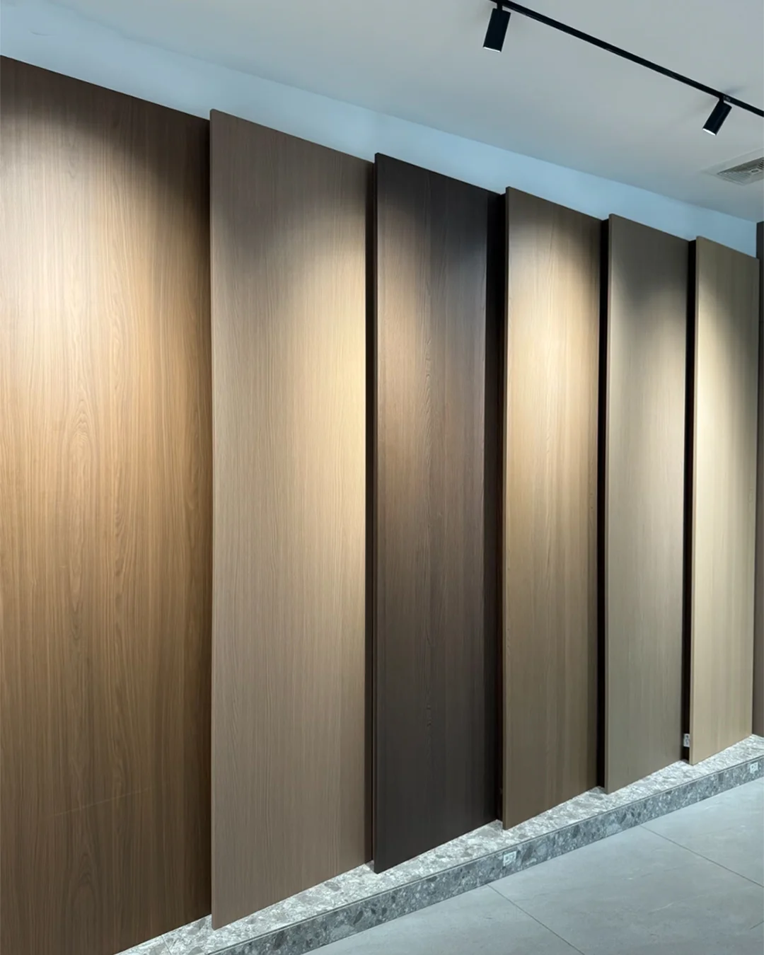 vertical-wood-grain-laminate-panels-in-warm-tones-for-luxury-hotel-walls-and-reception-areas