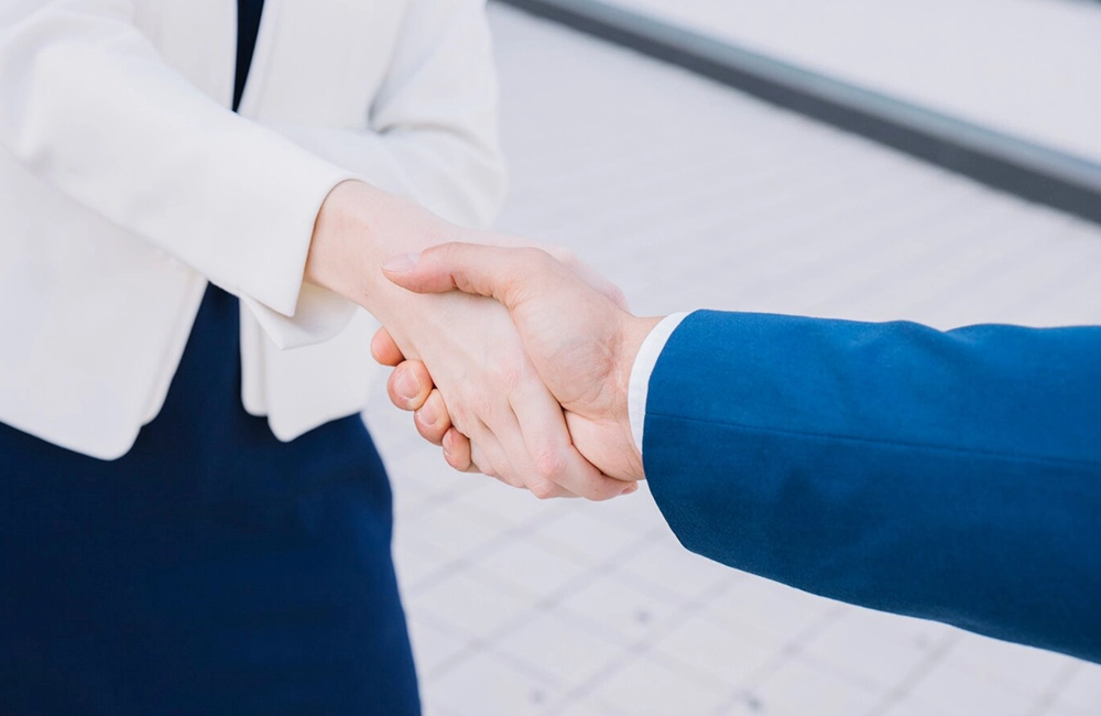 handshake-business-people handshake-business-people