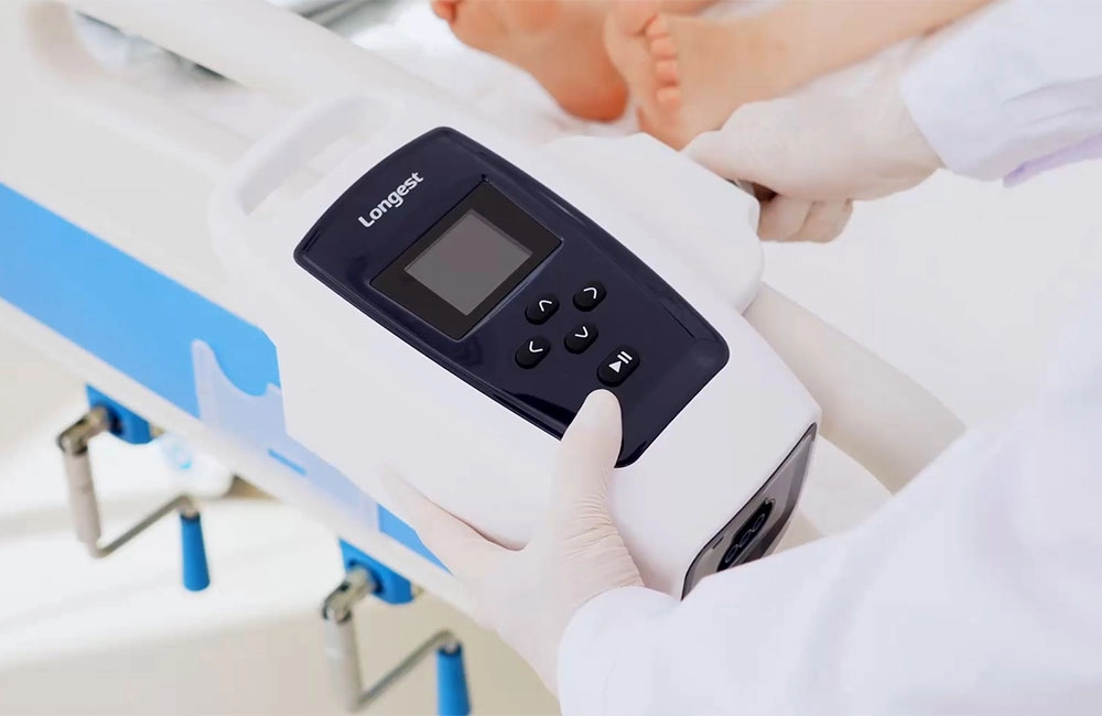 The-back-pothook-is-convenient-for-conducting-treatments-beside-the-patient's-bed-and-also-saves-space.