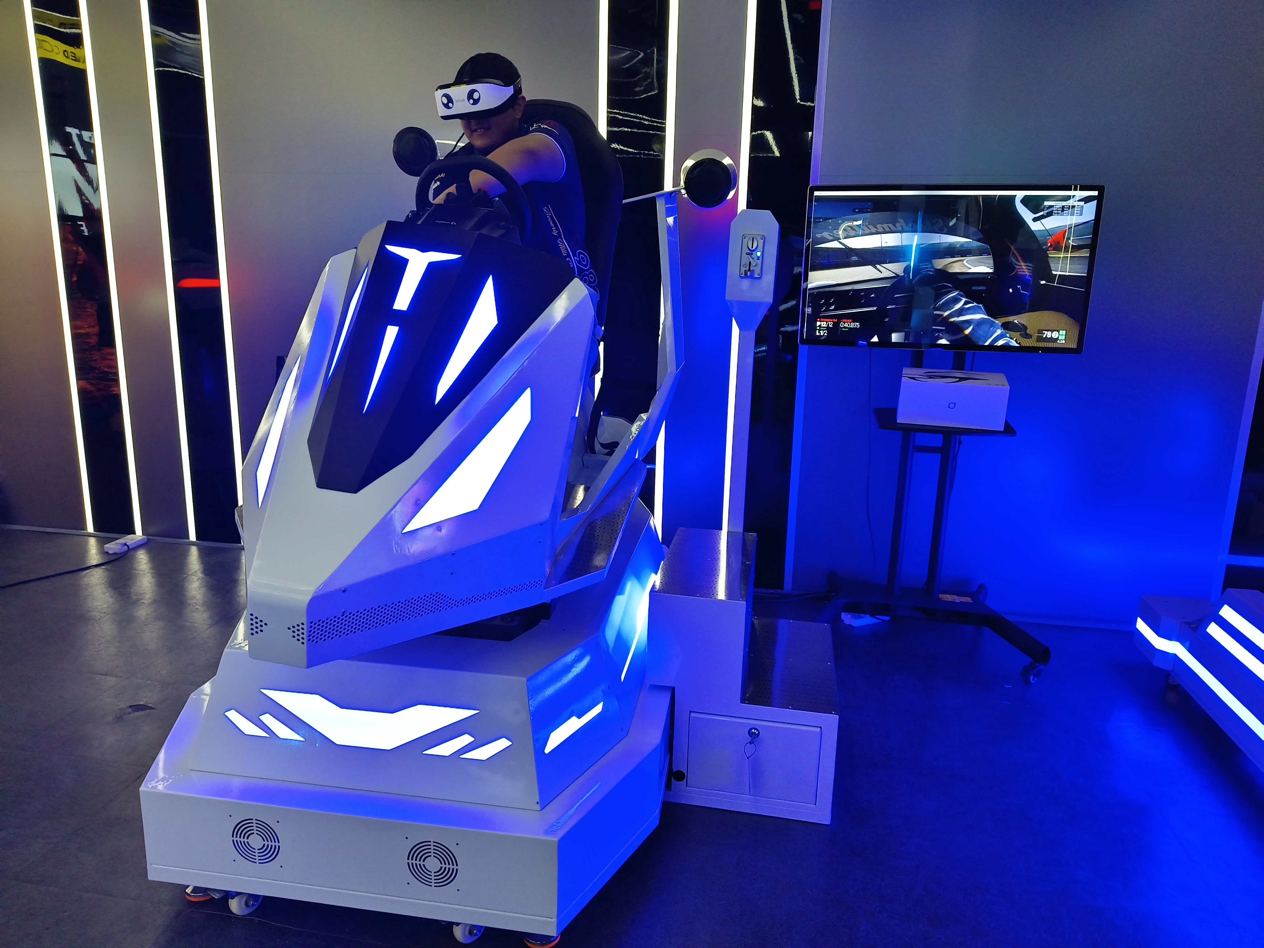 Grab-the-steering-wheel-and-zooming-around-the-track-in-VR-Racing-Simulator! Grab the steering wheel and zooming around the track in VR Racing Simulator!
