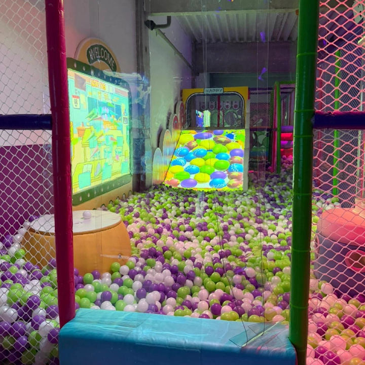 indoor-interactive-projector-50-games-and-slide-projection-in-soft-play