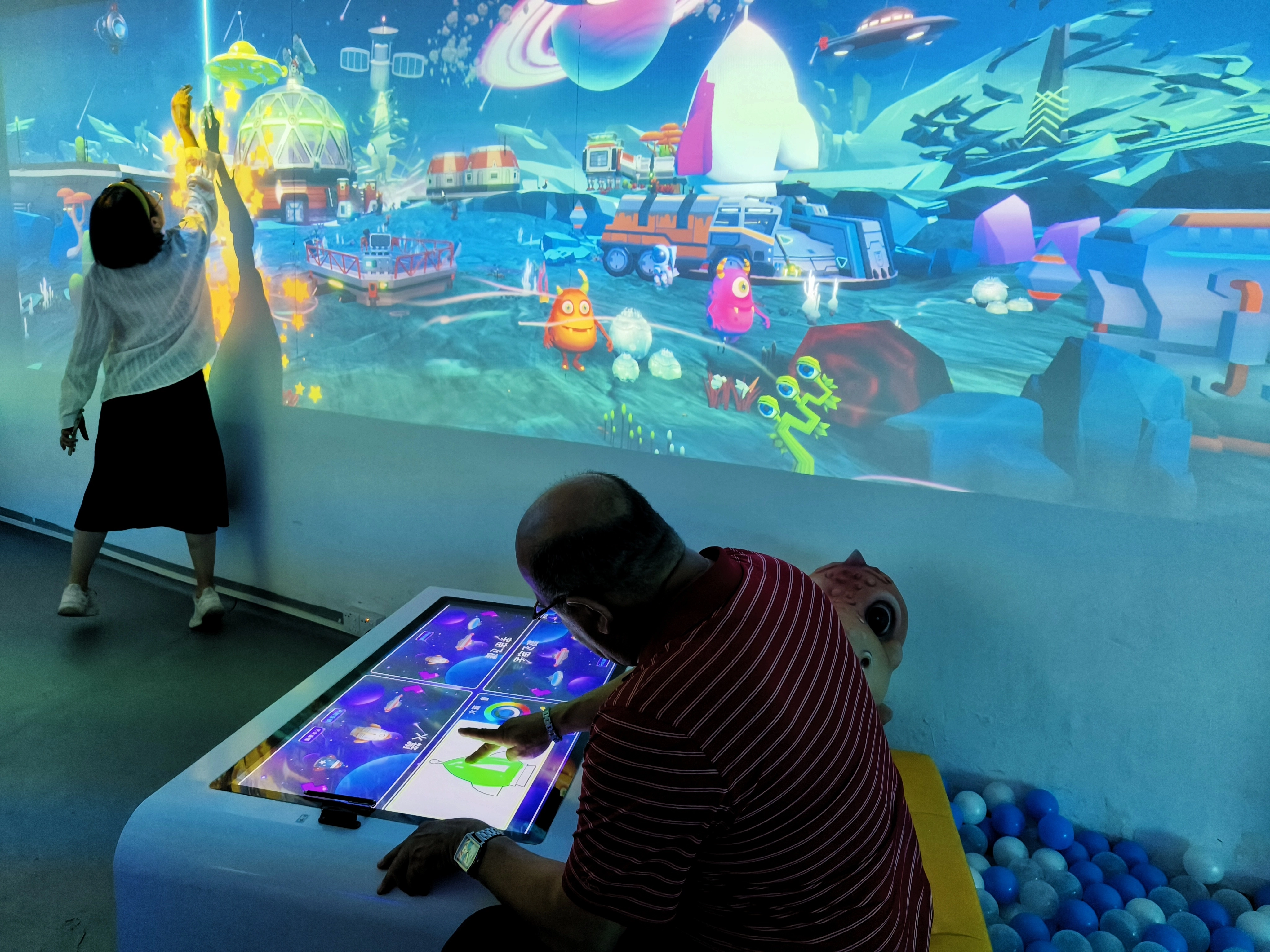 Interactive-Art-Wall-Mapping-Drawing-Fish-Images-from-Life Why Are Interactive Puzzle Games Important for Kids with Autism?