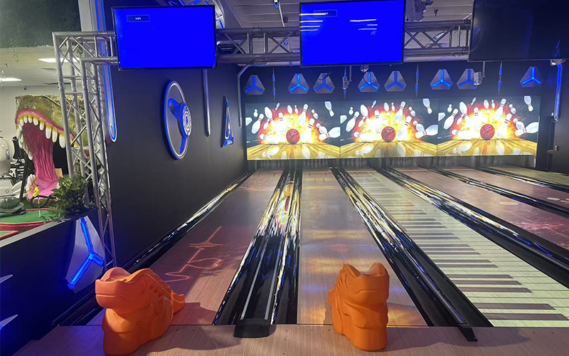 Intertactive bowling projector