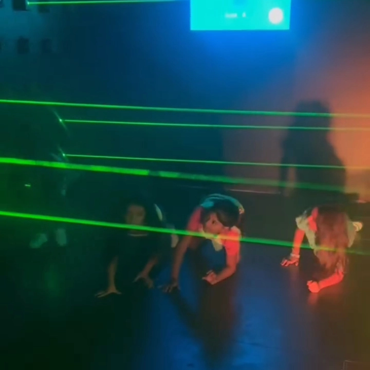 laser-maze-immersive-escape-room-crossing-beams