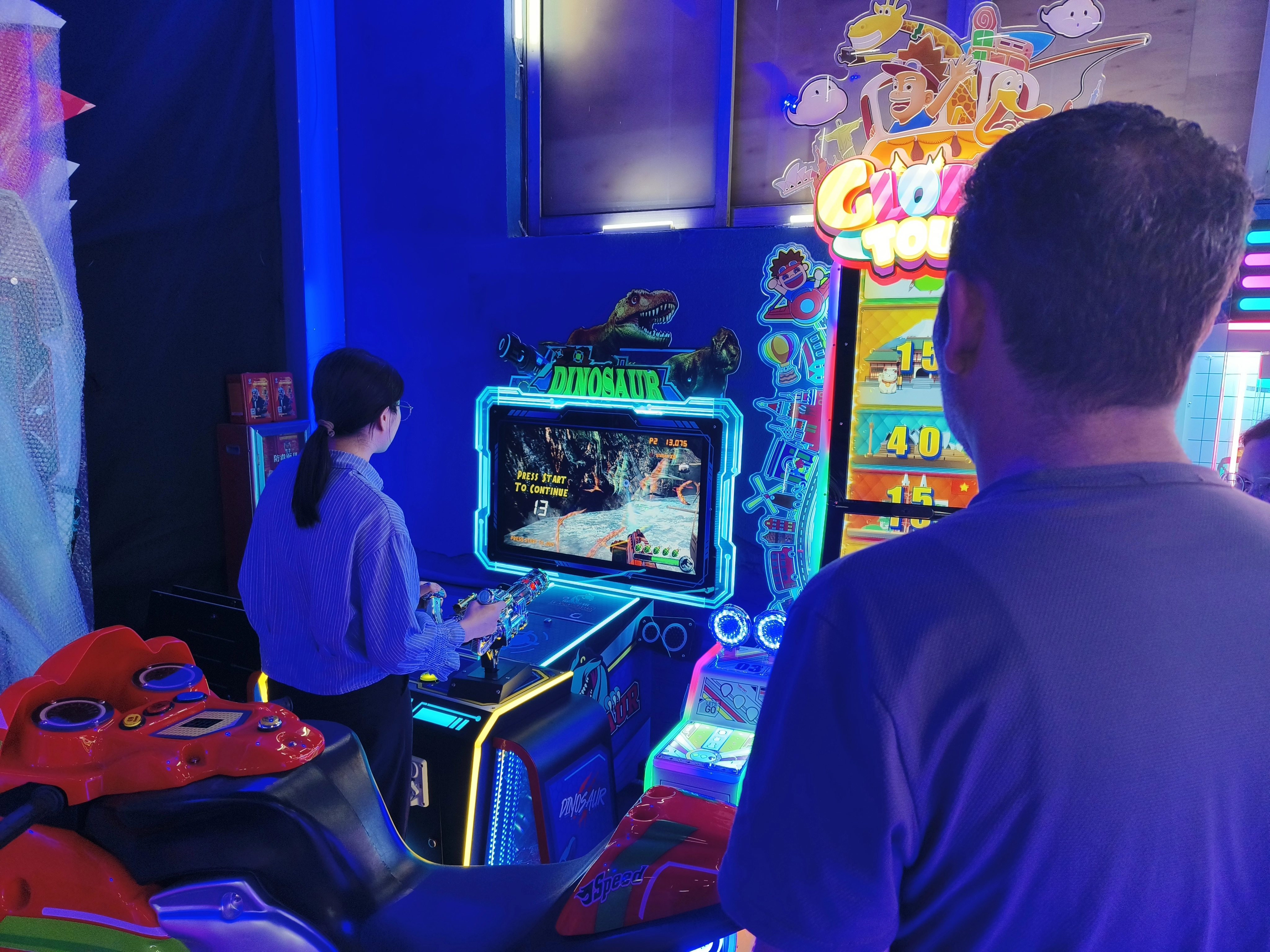 The newly renovated arcade game machine showroom welcomes its first customers