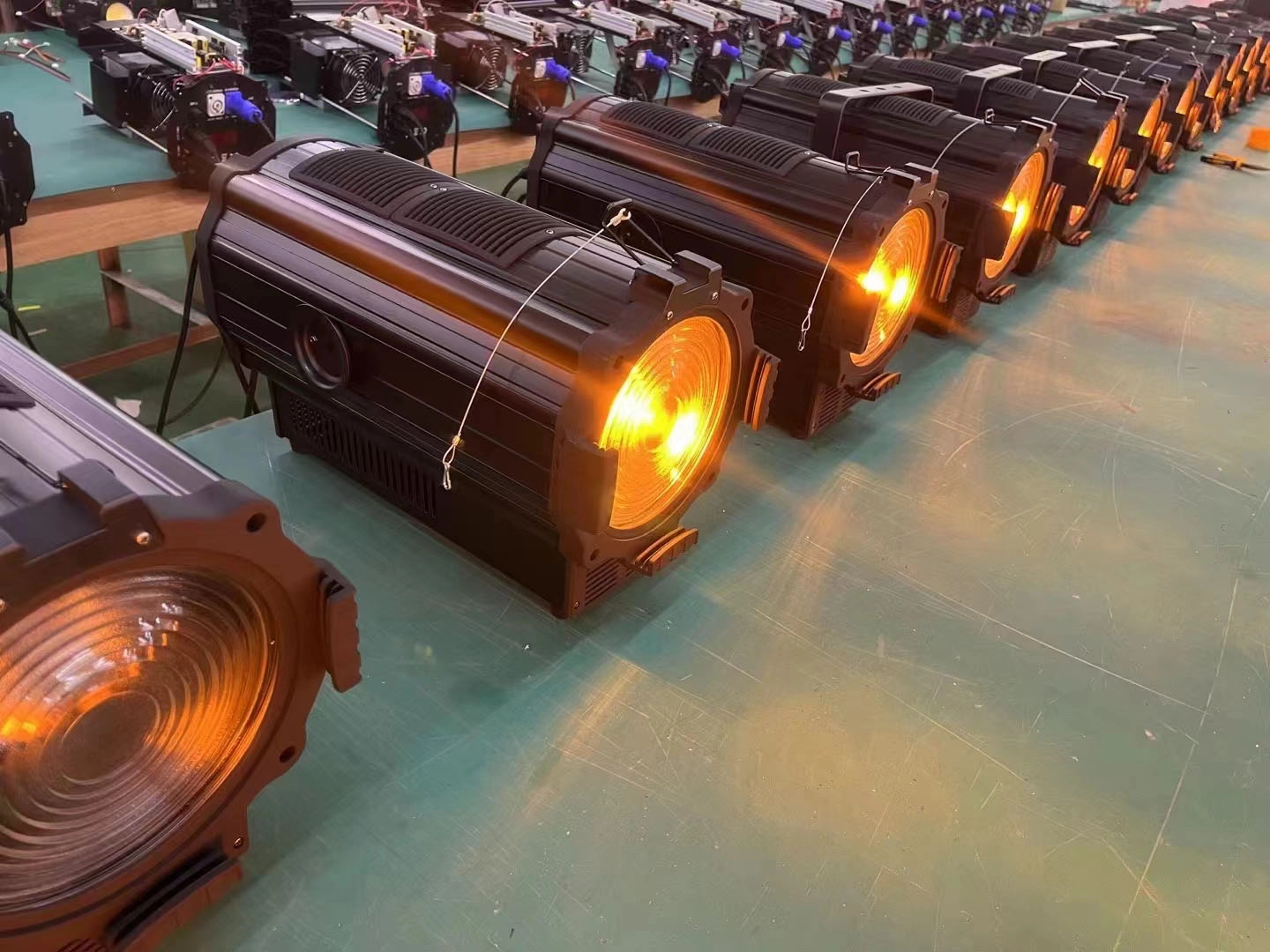 300W RGBAL 5in1 Electronic Fresnel Focusing Spotlight - AOMEIDI