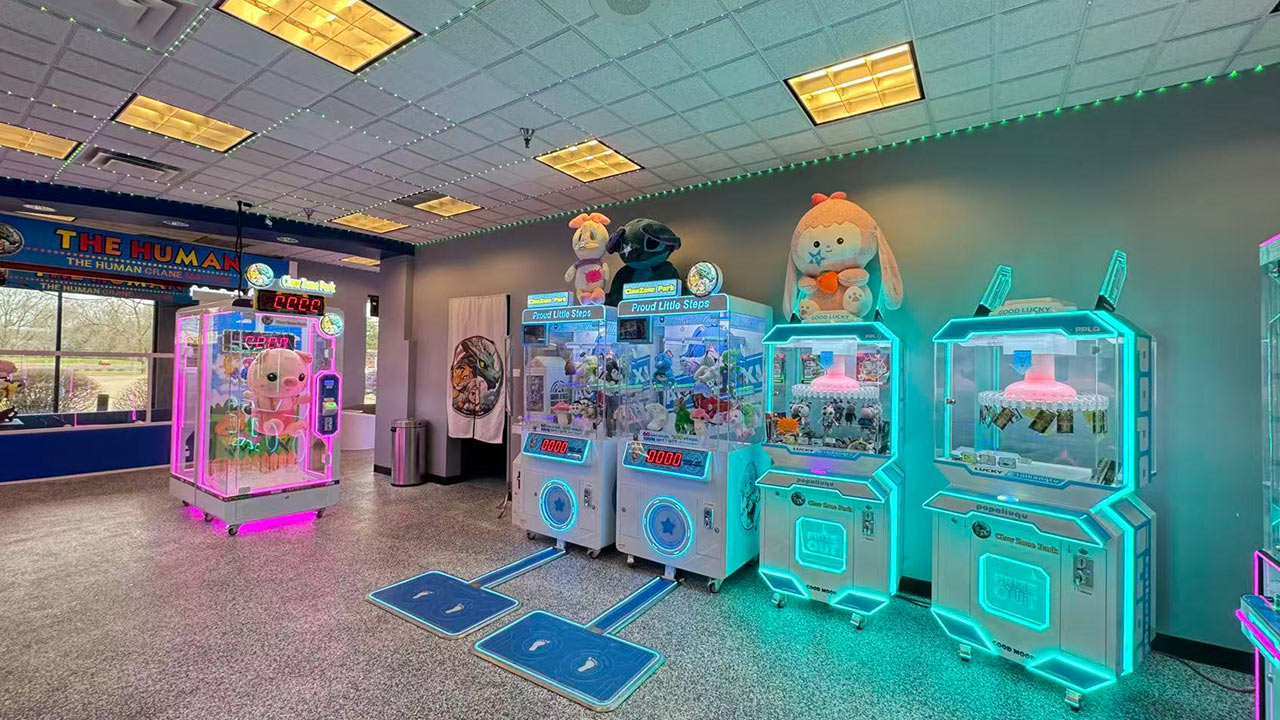 human-claw-machines-experience-zone - Colorful Park