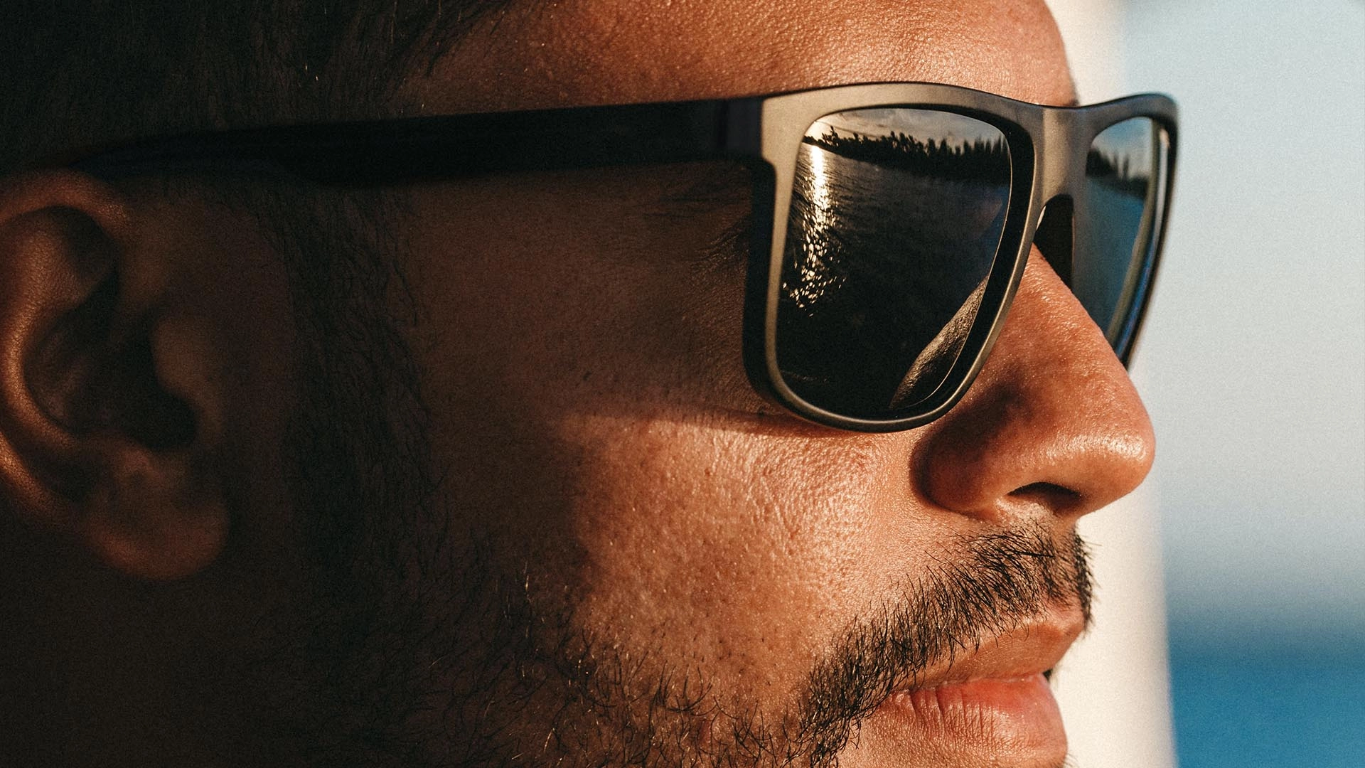 Sunglasses-protect-a-man's-eyes-from-the-sun Sunglasses protect a man's eyes from the sun