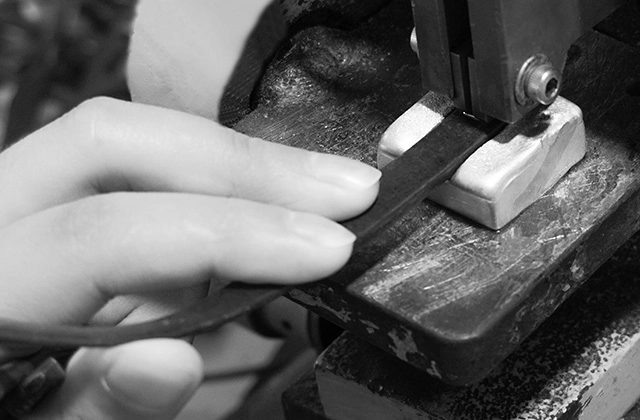 Hinge-Pressing Hinge Pressing