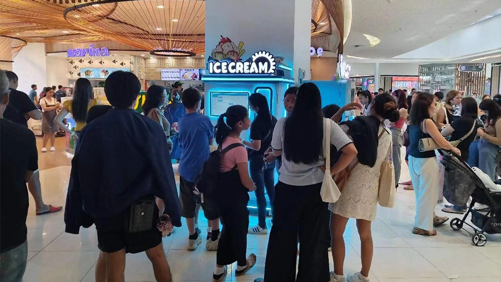 Ice-Cream-Vending-Machine-Attracting-Shoppers Ice Cream Vending Machine Attracting Shoppers