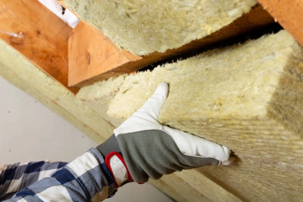 Hand-holding-thermal-wall-insulation-materials. - FUNAS Hand holding thermal wall insulation materials. - FUNAS
