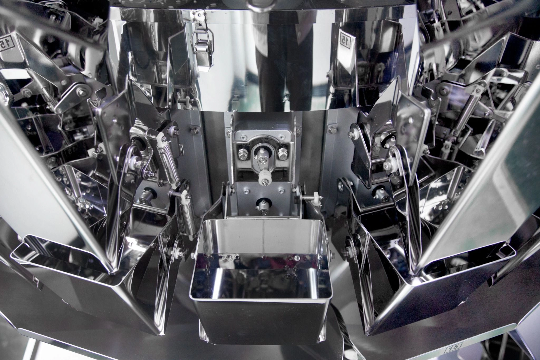 High-Speed 20 Heads Multihead Weigher with Dual Outlets for Mixed and Multi-Material Weighing3 - Kenwei