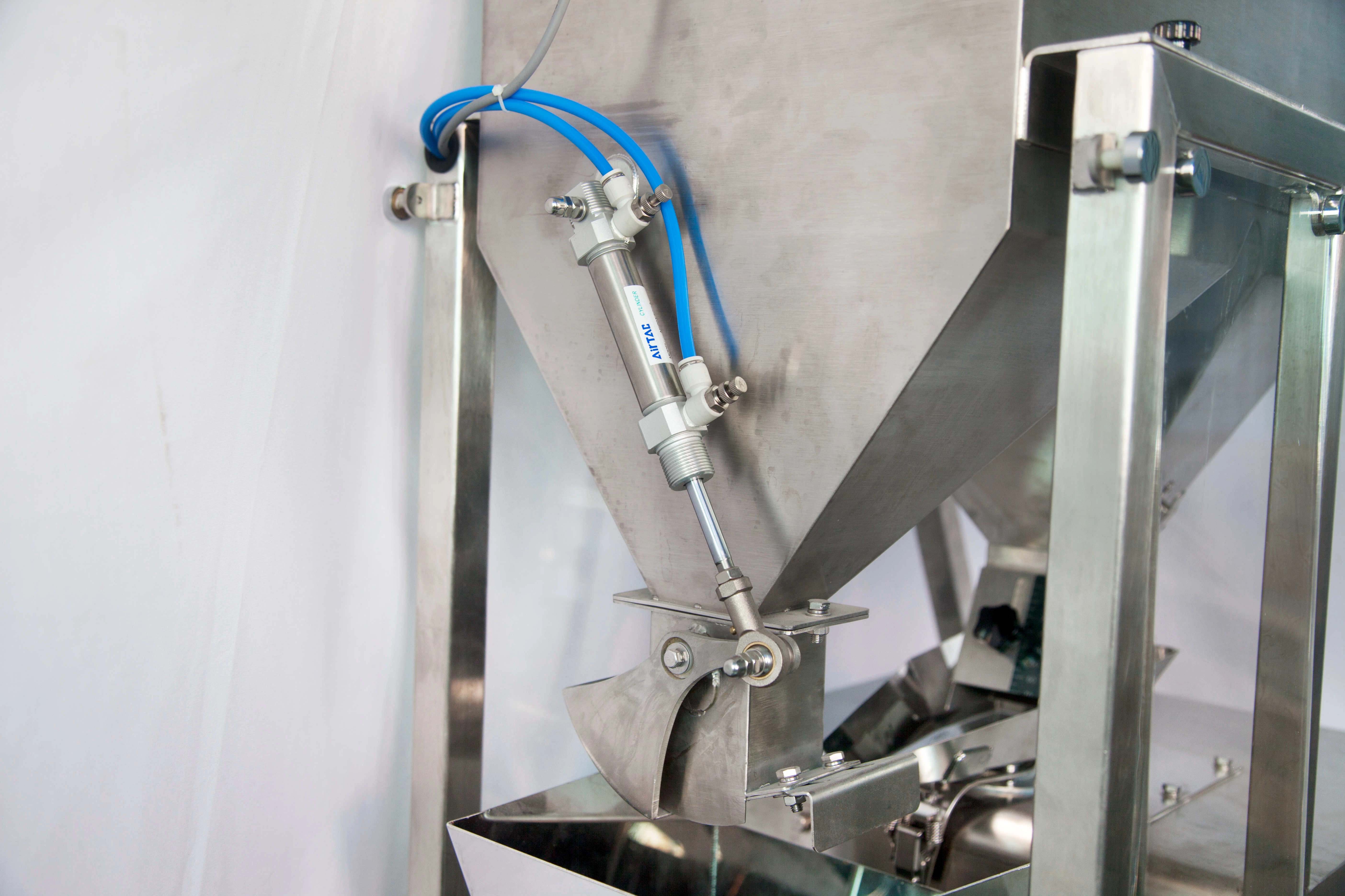 High-speed-single-head-linear-weigher-for-sugar-sesame-weighing-10 - Kenwei High speed single head linear weigher for sugar sesame weighing-10 - Kenwei