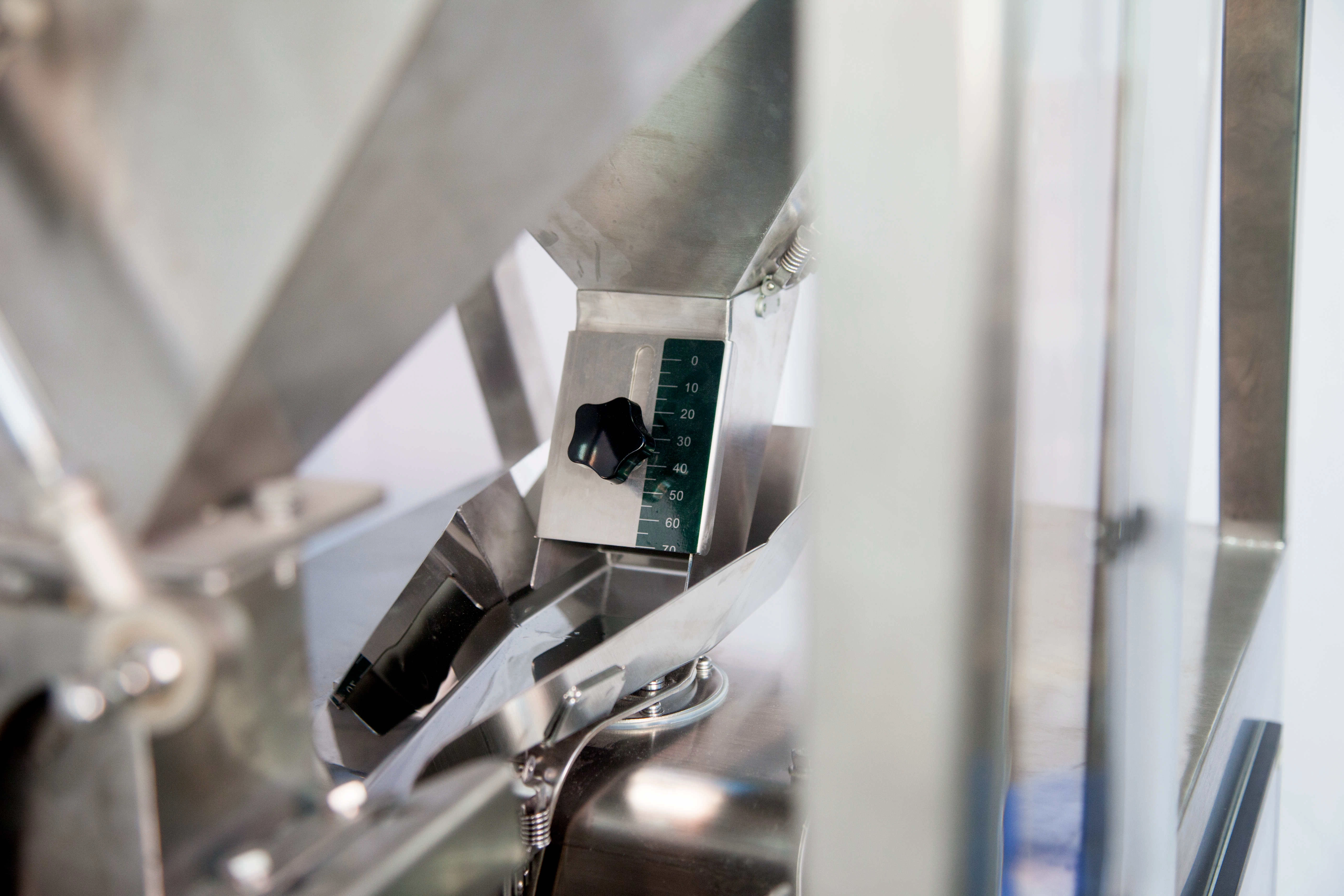 High-speed-single-head-linear-weigher-for-sugar-sesame-weighing-8 - Kenwei High speed single head linear weigher for sugar sesame weighing-8 - Kenwei