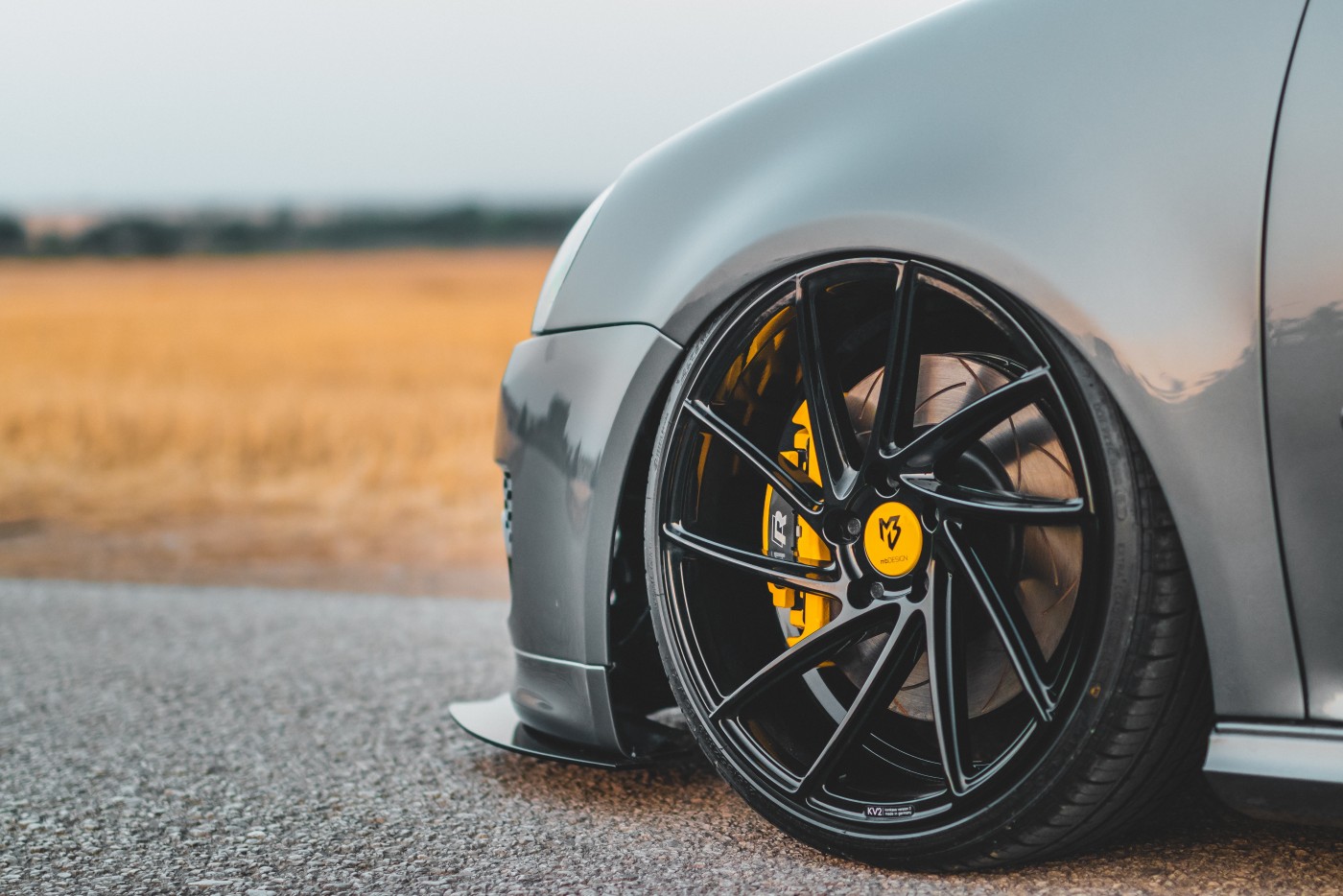 How should tubeless tires be properly inflated