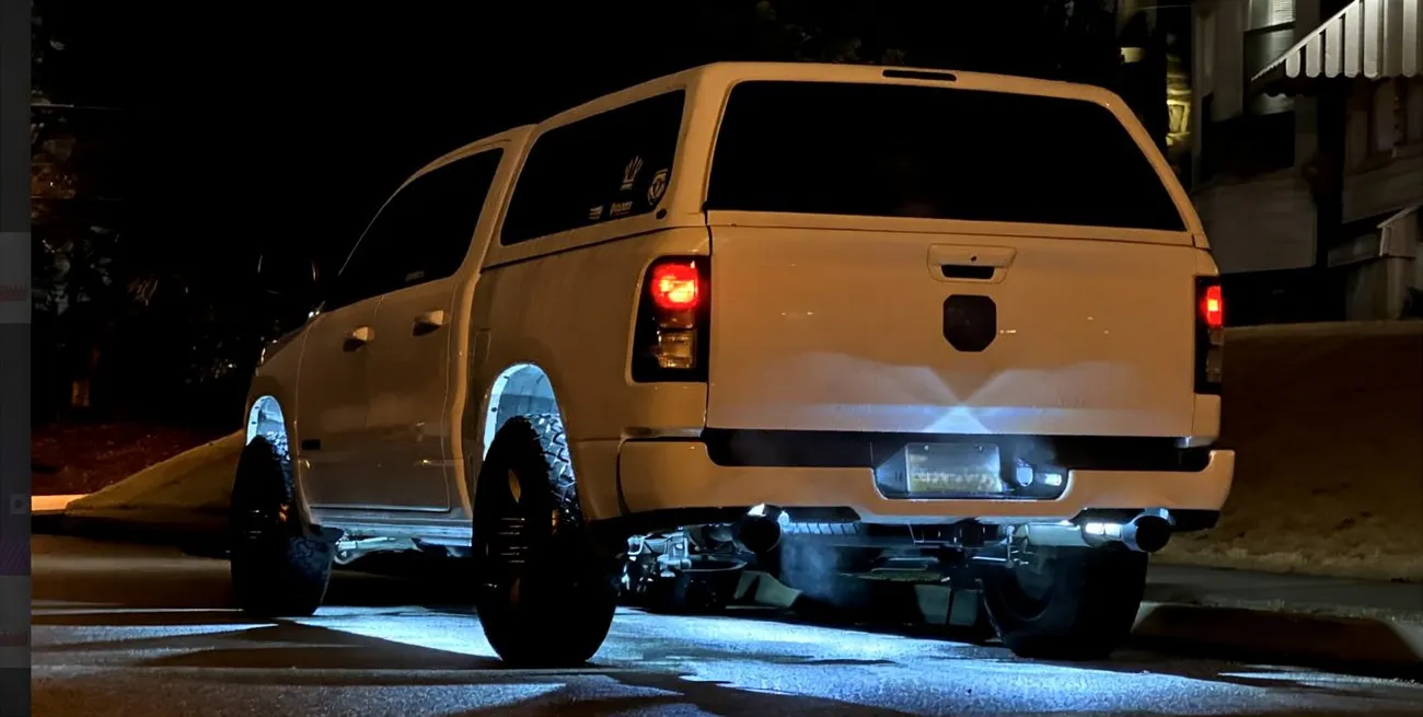 Белый пикап со светодиодной подсветкой для ночной езды. Тюнингованное освещение грузовика.