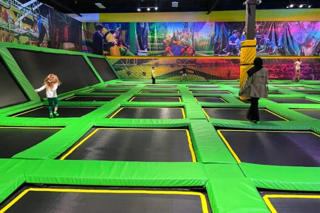 Differences Between Trampoline Parks and Traditional Amusement Parks - BLEE