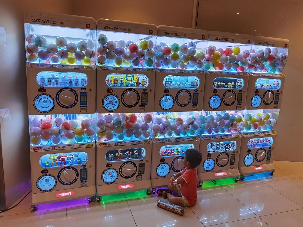 gashapon vending machine - BLEE