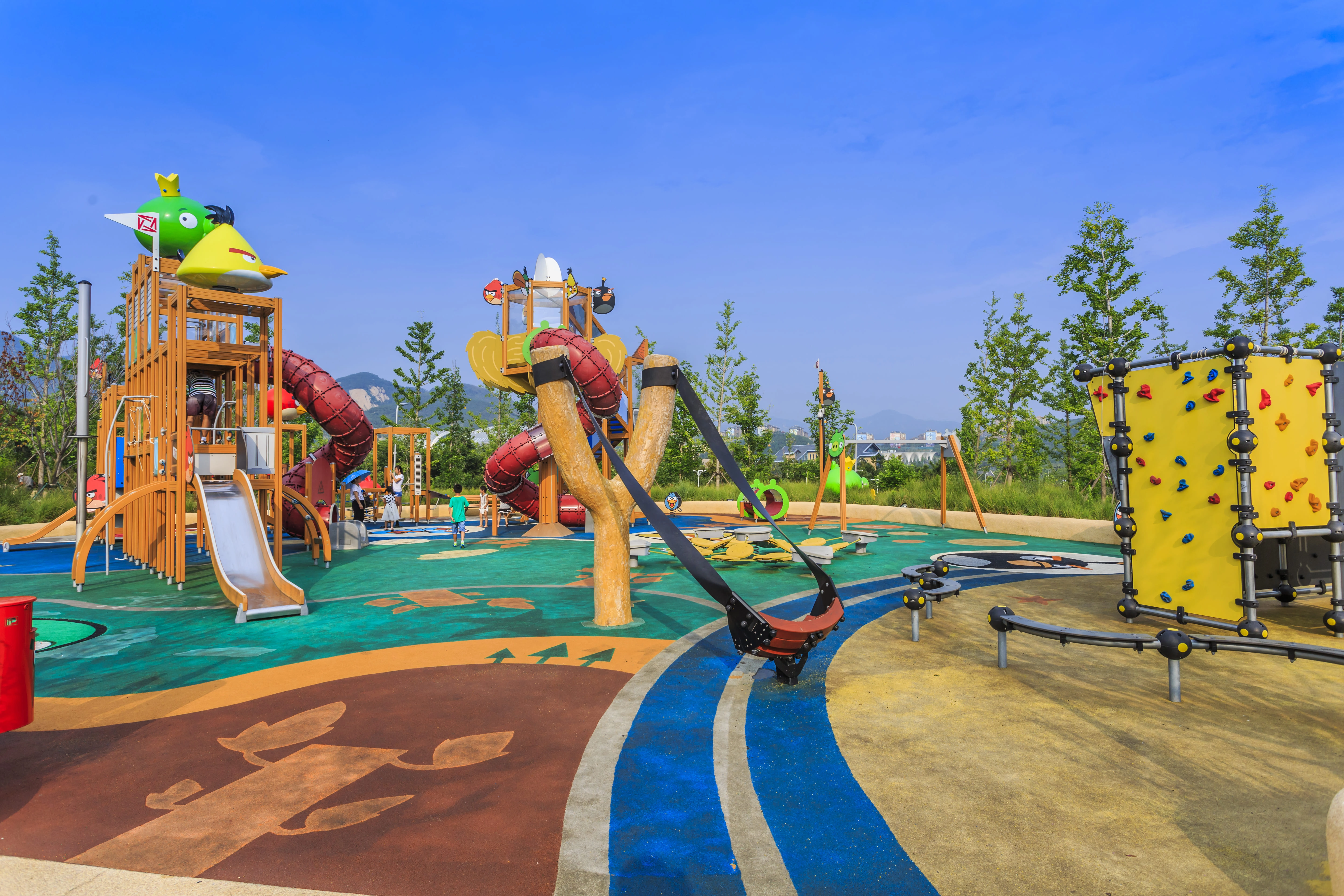Trends and Challenges in Outdoor Playgrounds - BLEE
