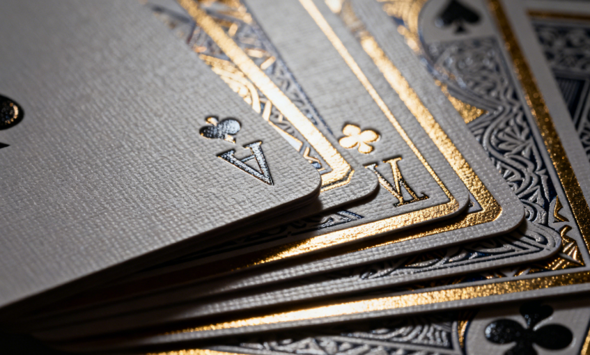 扑克牌可以从不同的光照角度进行展示