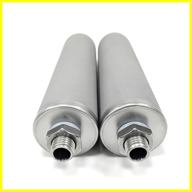 İki adet dişli uçlu gümüş titanyum metalik filtre kartuşu.