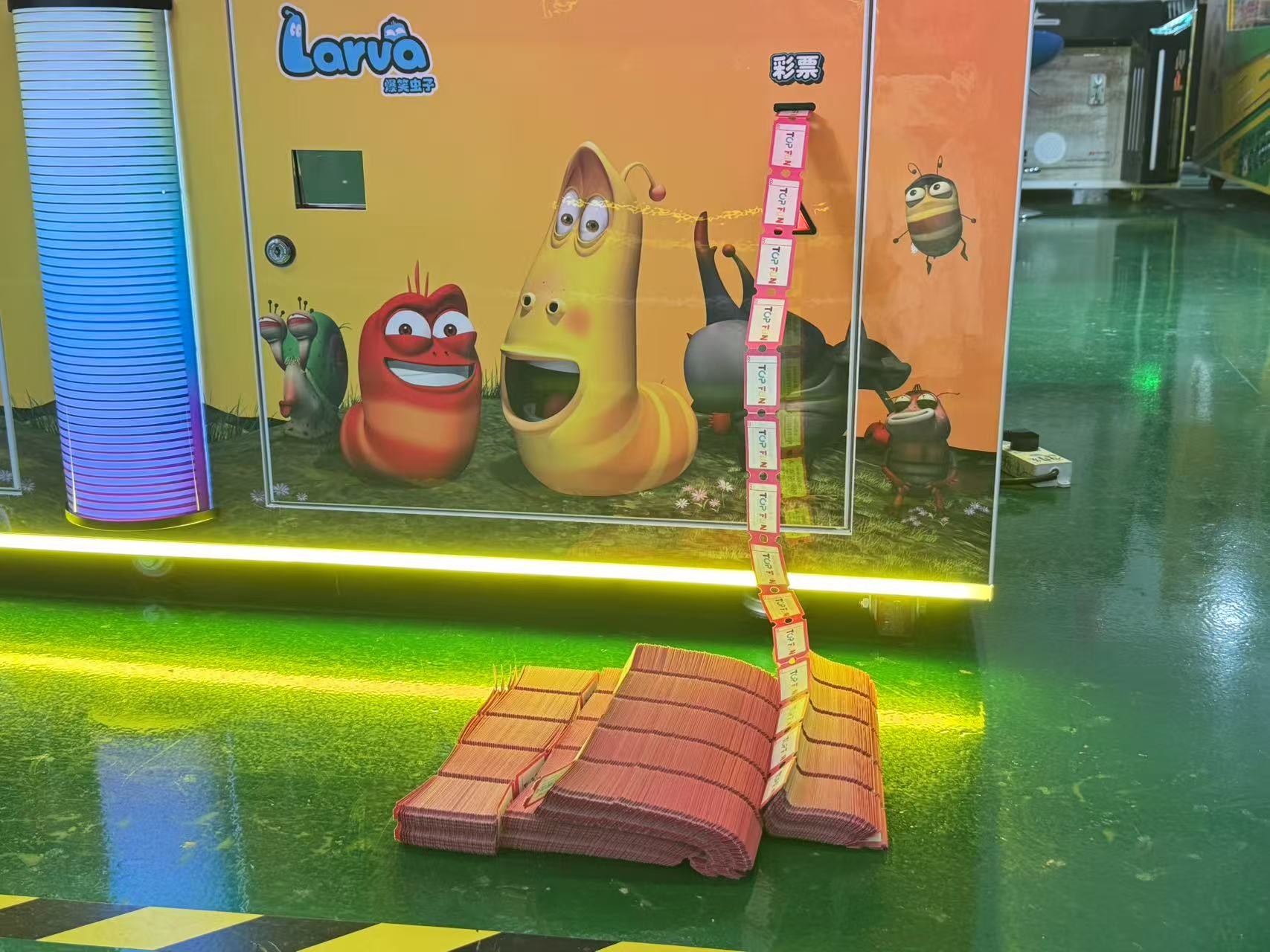 how does an arcade machine work