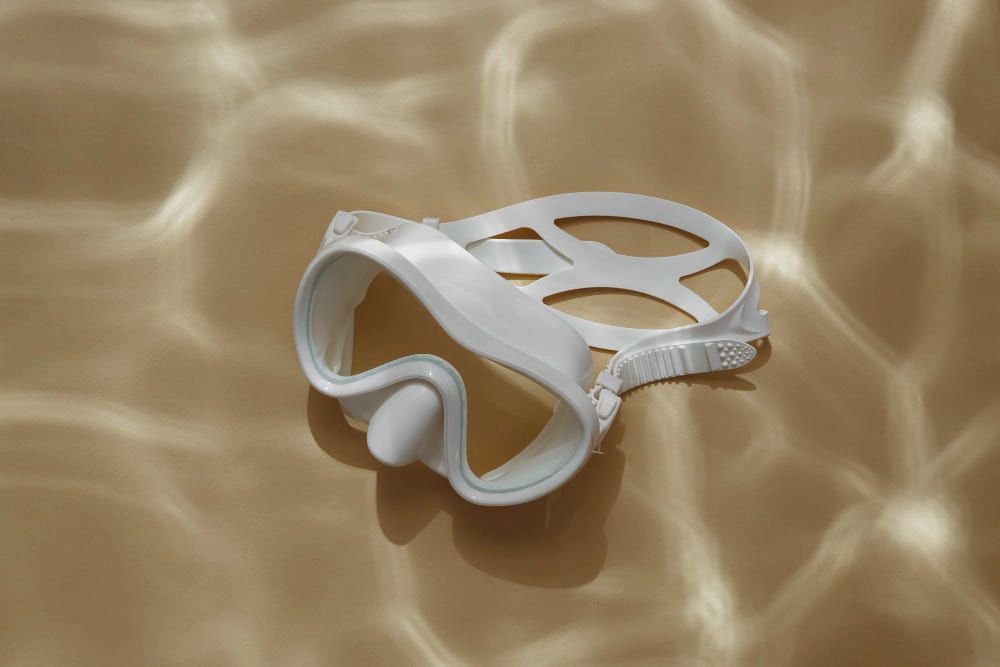 White diving mask on a beige background with water ripple light patterns. - KARUSON