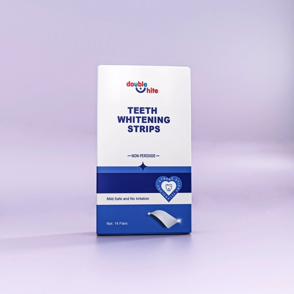 Uma caixa de Double White Teeth Whitening Strips. A caixa é branca e azul e tem 14 pares de tiras.