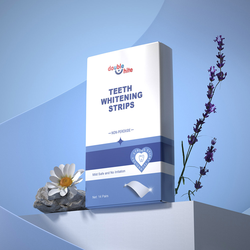 Uma caixa branca de tiras de clareamento dental Double White sobre um fundo azul com uma planta de lavanda e uma flor branca.