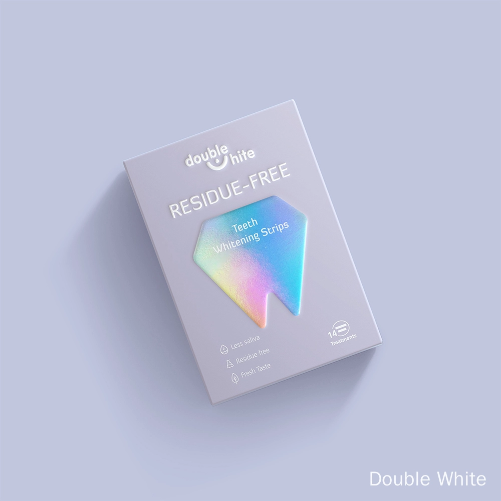 as tiras de clareamento podem danificar seus dentes Uma caixa de Double White Residue Free Teeth Whitening Strips. A caixa é branca com um diamante gradiente azul e roxo na frente.