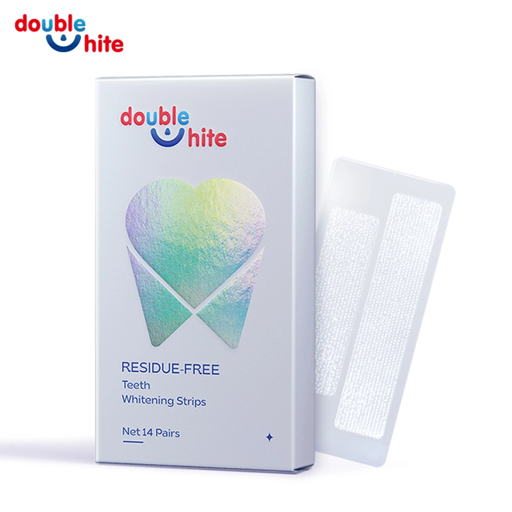 Une boîte de bandes blanchissantes pour les dents Double White. La boîte est blanche avec une dent en dégradé bleu et rose sur le devant. Le texte sur la boîte est « double white », « sans résidus », « bandes blanchissantes pour les dents » et « net 14 paires ».