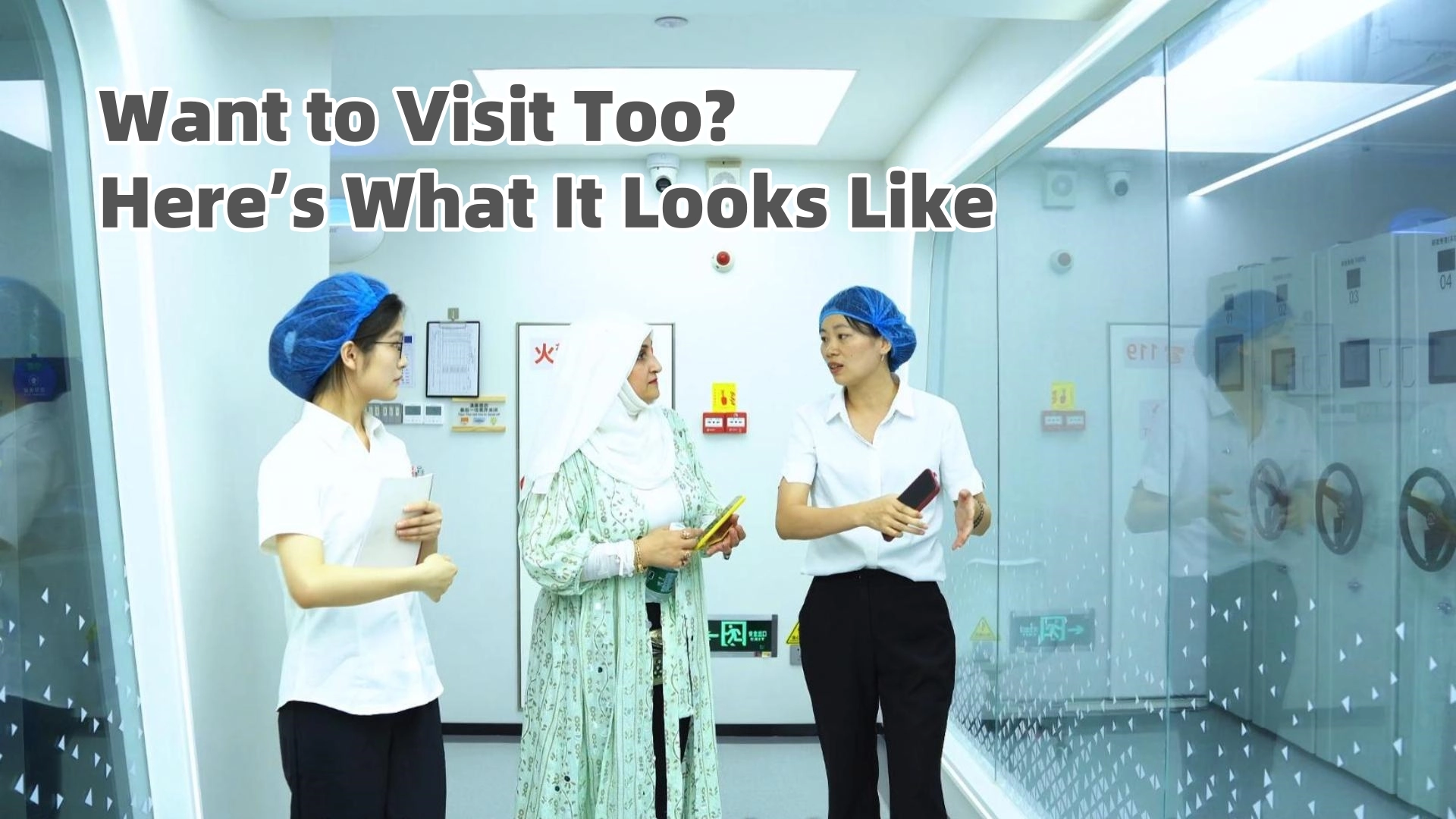 Une visiteuse portant un hijab visite une installation industrielle propre avec des ouvriers d&#39;usine. - Double White
