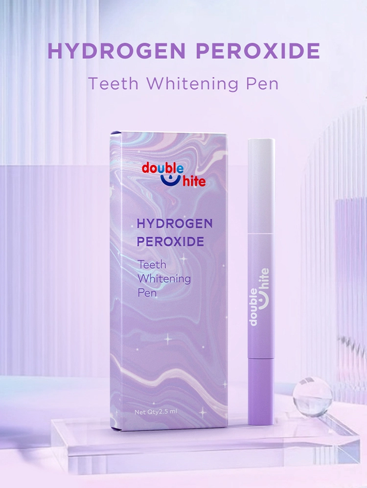 Uma imagem de produto de uma caneta de clareamento dental com um esquema de cores roxo e branco. A caneta é rotulada como &quot;Double White&quot; e &quot;Hydrogen Peroxide Teeth Whitening Pen&quot;.