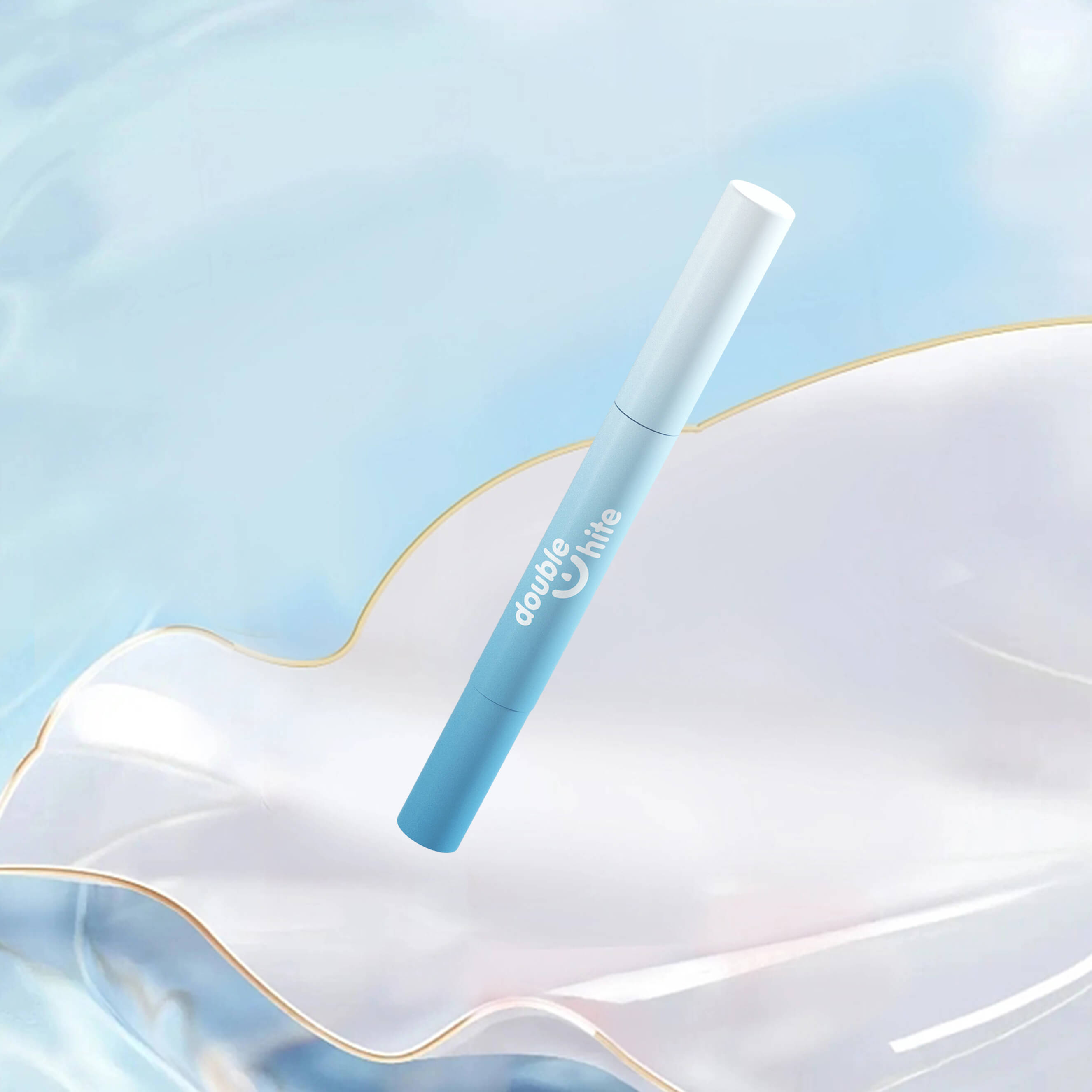 Un tube bleu et blanc de gel blanchissant pour les dents Double White sur fond blanc et bleu.