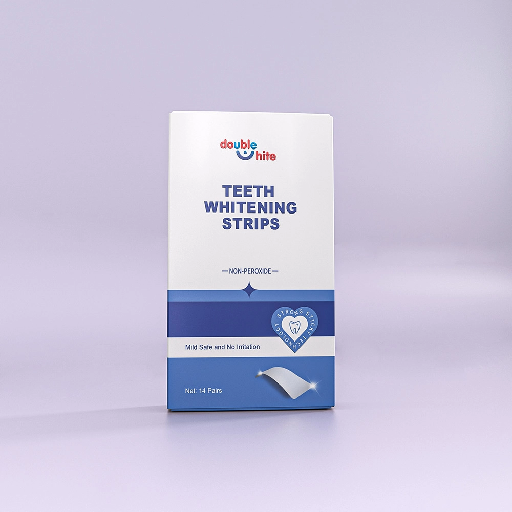 Una caja blanca de tiras blanqueadoras de dientes Double White. La caja tiene una franja azul en el frente con las palabras &quot;double white&quot; y &quot;teeth whitening strips&quot; en texto blanco.