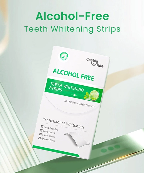 Uma caixa de Double White Alcohol-Free Teeth Whitening Strips. A caixa é branca e verde, e a frente da caixa apresenta o logotipo Double White.