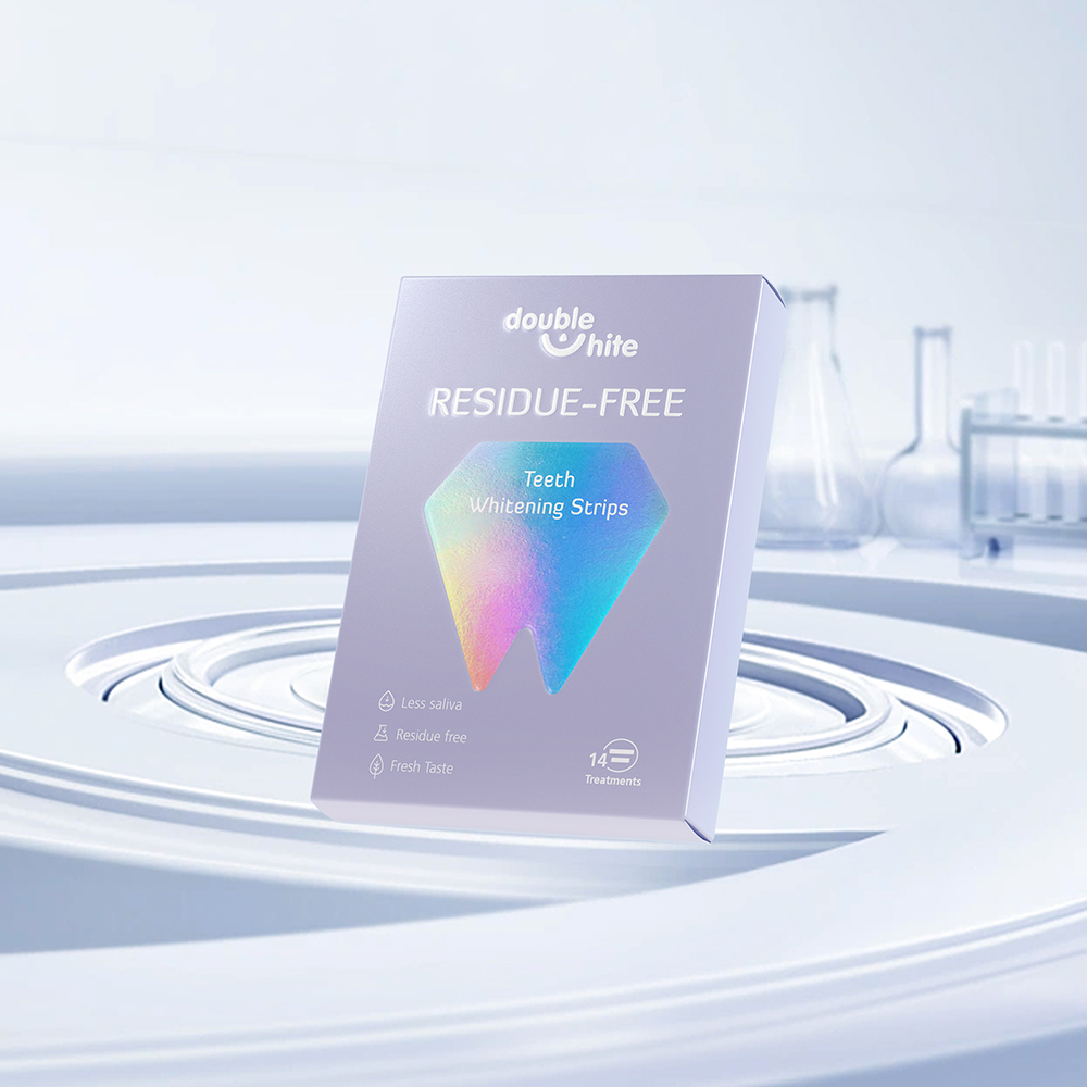 Uma caixa de Double White Residue Free Teeth Whitening Strips. A caixa é branca e roxa com uma janela em formato de diamante na frente.