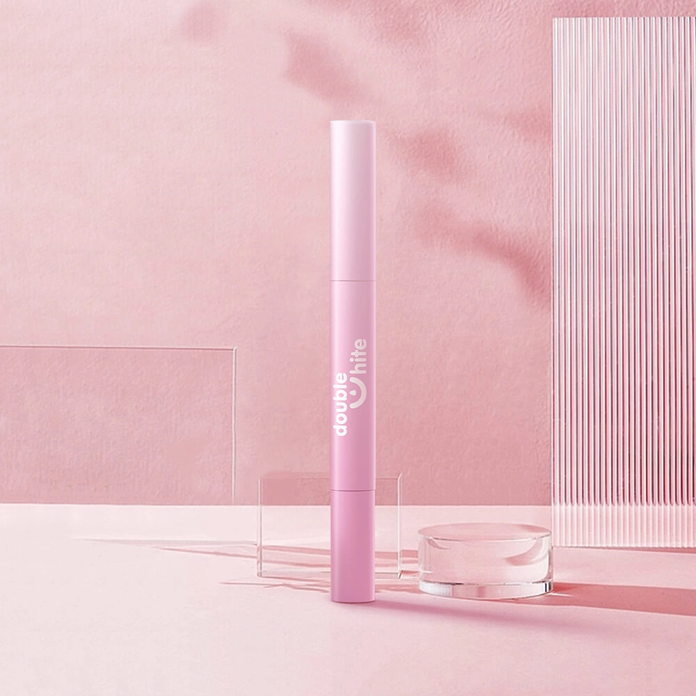 Gros plan d&#39;un stylo de blanchiment des dents sur fond rose. Le stylo est blanc et rose.