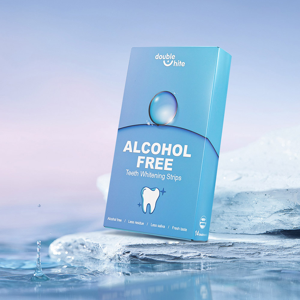 Uma caixa de tiras de clareamento dental Double White. A caixa é azul e branca e tem as palavras &quot;Double White&quot;, &quot;Alcohol Free&quot; e &quot;Teeth Whitening Strips&quot; nela.