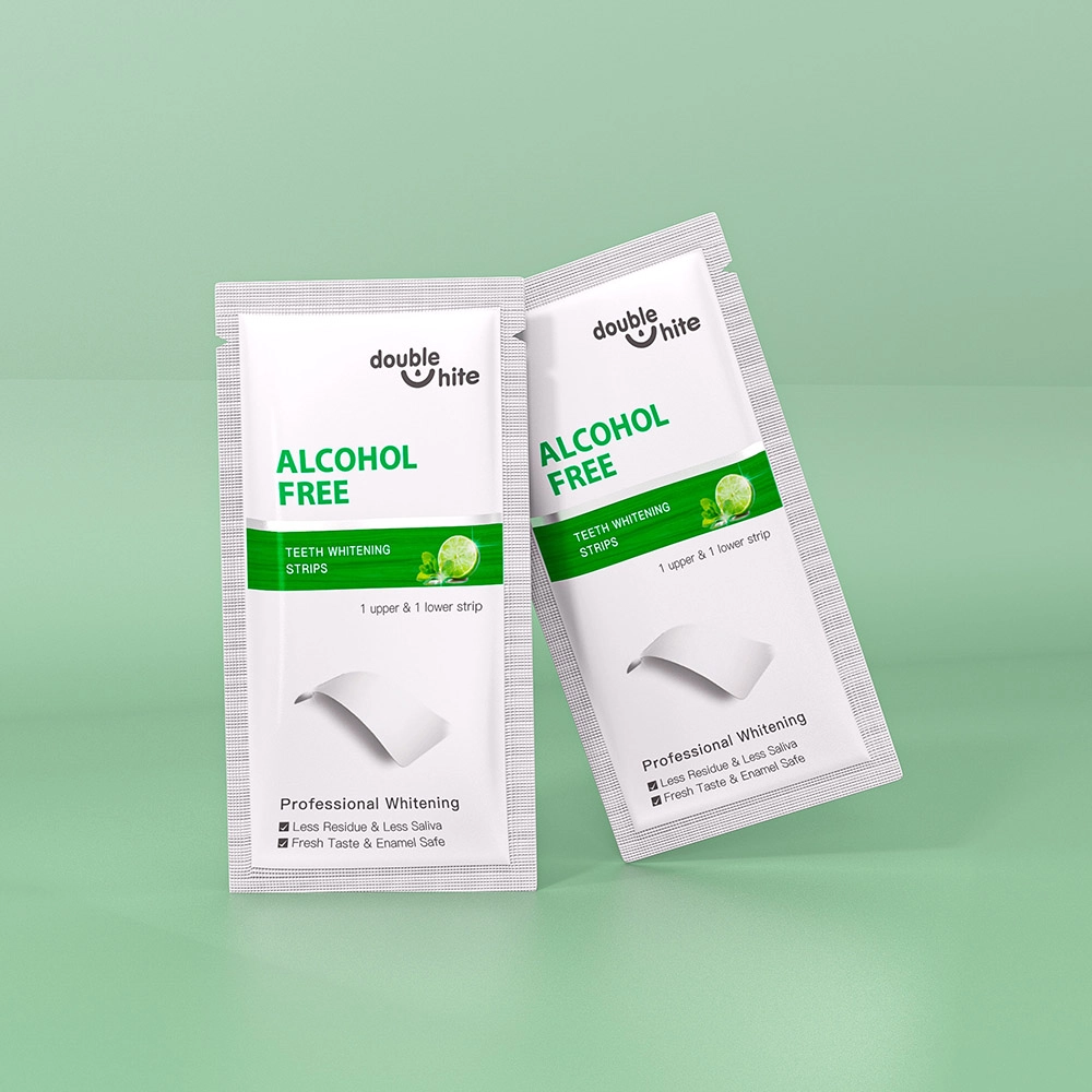 Dois pacotes de Double White Alcohol Free Teeth Whitening Strips. Cada pacote contém uma tira superior e uma inferior. As tiras são brancas e têm sabor de menta. A embalagem é verde e branca.