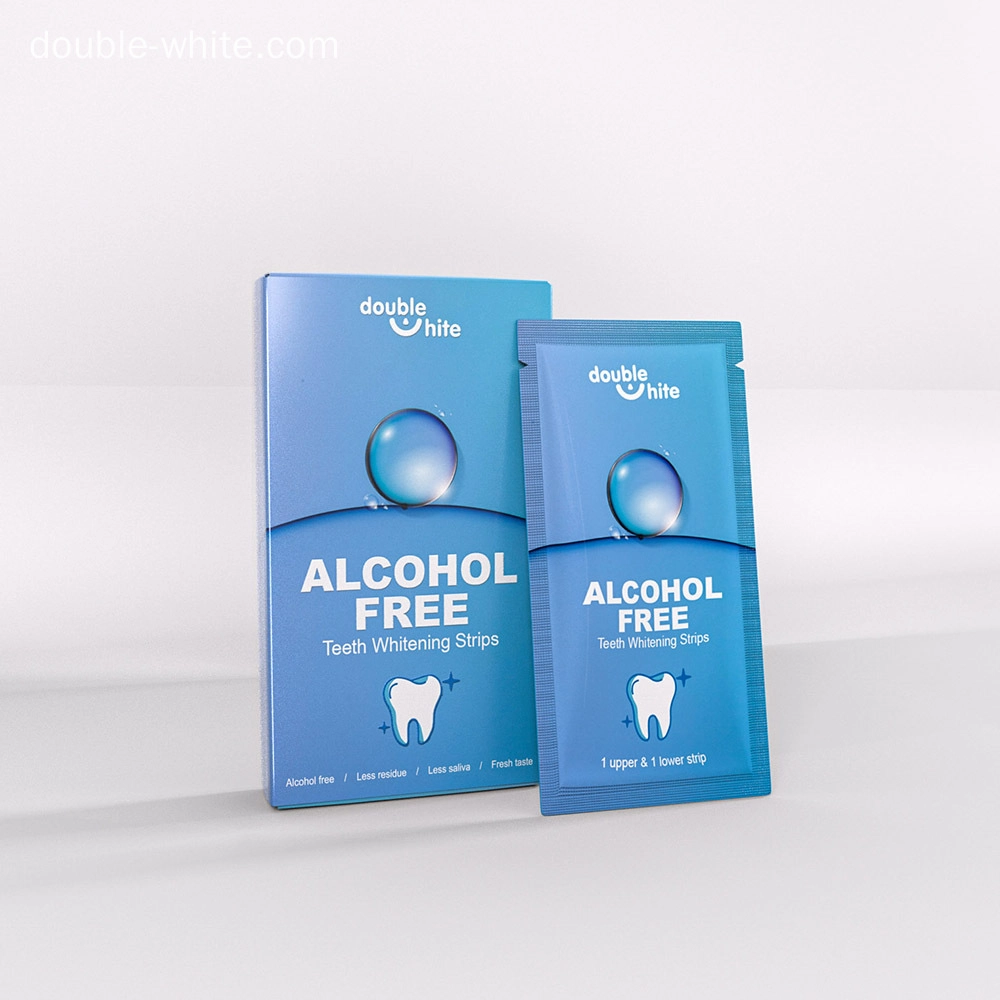 Uma caixa de tiras de clareamento dental Double White. A caixa é azul e branca. A frente da caixa tem o logotipo Double White, o nome do produto e uma lista dos benefícios do produto.