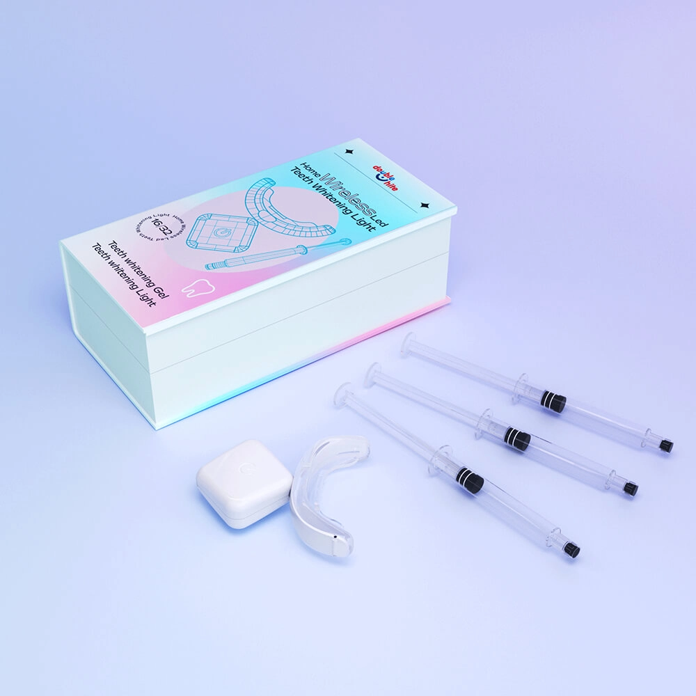 La imagen muestra un kit de blanqueamiento dental que incluye una luz LED inalámbrica, tres jeringas de gel blanqueador y una férula bucal. La luz LED es blanca y tiene un puerto de carga USB.