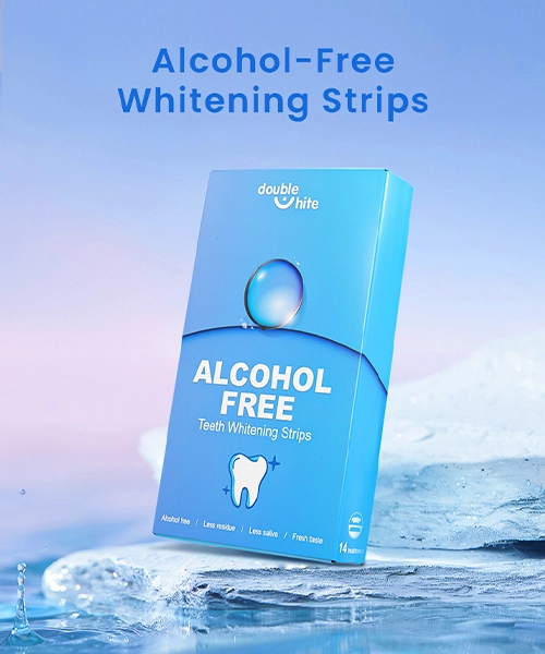 Uma caixa de tiras de clareamento dental Double White. A caixa é azul e branca. A frente da caixa tem o logotipo Double White, o nome do produto e uma lista dos benefícios do produto.