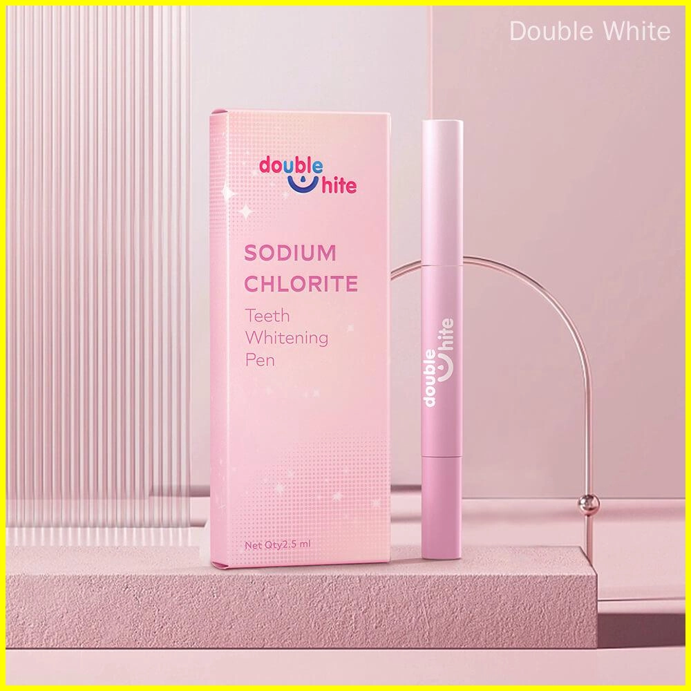Uma caixa e um tubo de caneta clareadora de dentes com cloreto de sódio Double White em um fundo rosa.